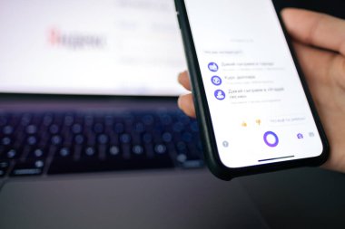 Yandex 'ten ses asistanı Alice ile iPhone ekranda.