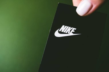 Yeşil arkaplanda Nike logo etiketinin kapatılması.