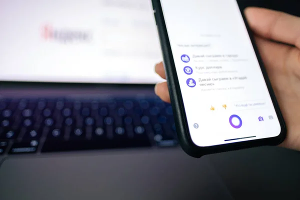 IPhone con assistente vocale Alice di Yandex sullo schermo . — Foto Stock