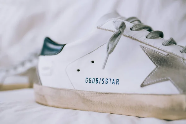 Golden Goose Deluxe merk superster sneakers met doos. — Stockfoto