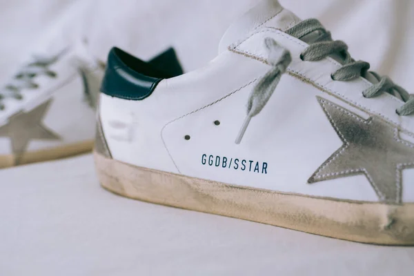 Golden Goose Deluxe merk superster sneakers met doos. — Stockfoto