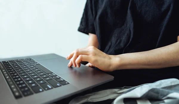 Programador Chica trabajando en el ordenador portátil . — Foto de Stock