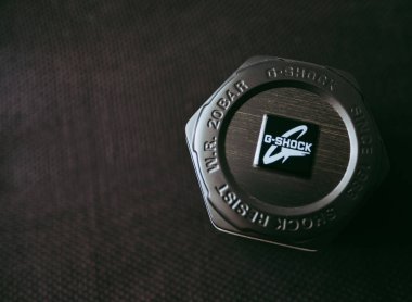 Gri arkaplanı olan bir G-ShoCK GST-B100