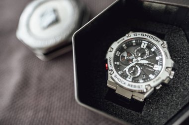 Gri arkaplanı olan bir G-ShoCK GST-B100