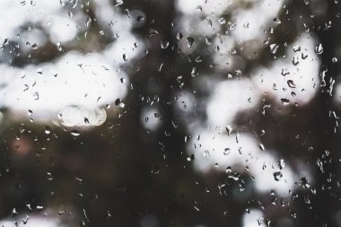 Arka planda Pencereye Yağmur Damlaları.