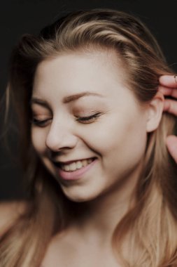 Mavi gözlü sarışın kızın portresi ve büyük bir bokeh.