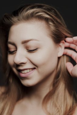 Mavi gözlü sarışın kızın portresi ve büyük bir bokeh.