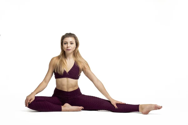 Blond Flicka Gör Gymnastik Stretching Klädd Sportkläder Med Vit Bakgrund — Stockfoto