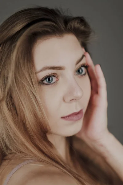 Retrato Menina Loira Com Olhos Azuis Bokeh Grande — Fotografia de Stock