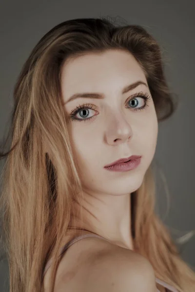 Retrato Menina Loira Com Olhos Azuis Bokeh Grande — Fotografia de Stock