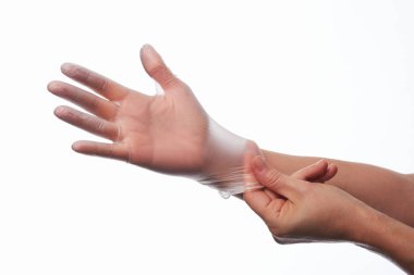 Plastik eldiven kullanan kadın elleri.