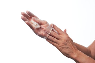 Plastik eldiven kullanan kadın elleri.