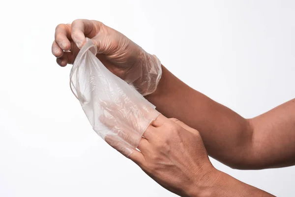 Plastik eldiven kullanan kadın elleri.