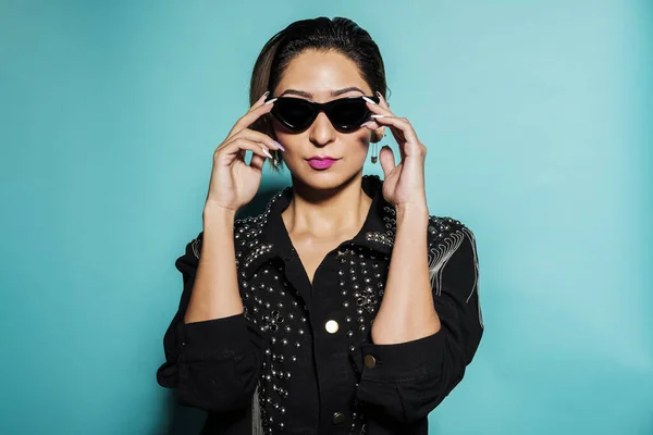 Hermoso Retrato Mujer Con Chaqueta Cuero Jeans Con Gafas Sol — Foto de Stock