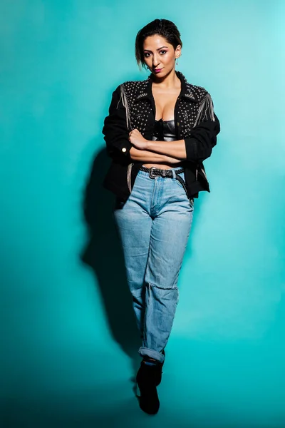 Hermoso Retrato Mujer Con Chaqueta Cuero Jeans Con Gafas Sol —  Fotos de Stock