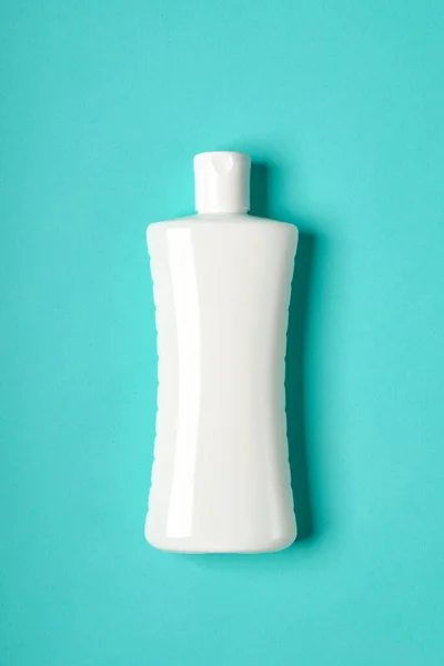 Mavi arka planda beyaz şişe