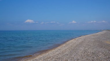 Sadece kıyı, deniz ve ufuk.