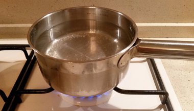 Su bir tencerede kaynatılır