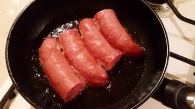 Sosis bir tencerede kızartılır