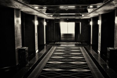 Oteldeki asansörlerin salonu