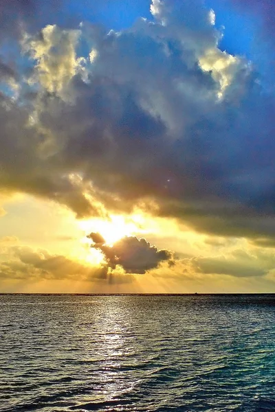 Salida del sol sobre el Océano Índico — Foto de Stock