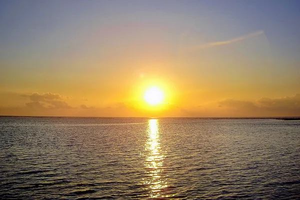 Pôr do sol pitoresco nas Maldivas — Fotografia de Stock