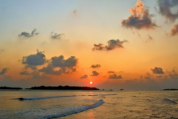 Pôr do sol pitoresco nas Maldivas — Fotografia de Stock