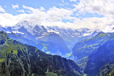 İsviçre dağ manzaralı görünüm