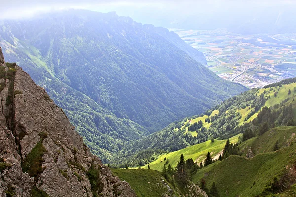 Schilderachtig uitzicht op de Zwitserse bergen — Stockfoto