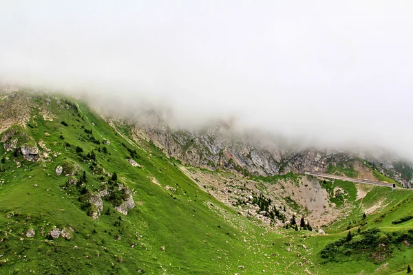 Schilderachtig uitzicht op de Zwitserse bergen — Stockfoto