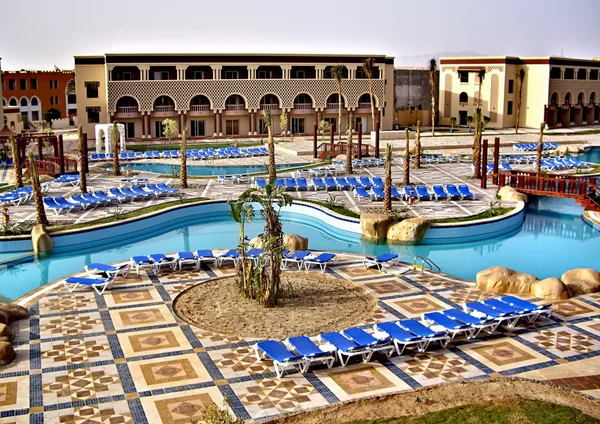 Typische hotel in de buurt van de zee — Stockfoto