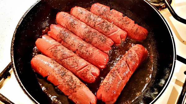 Salsichas quentes em uma panela — Fotografia de Stock