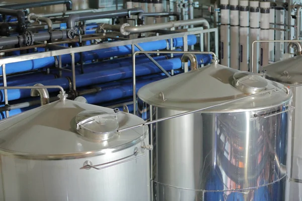 Оборудование для производства пива в цехах завода — стоковое фото