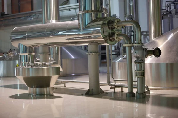 工場直営店でビールの生産のための機器 — ストック写真