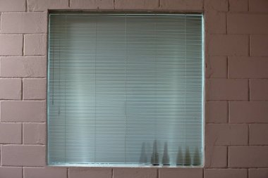 tuğla duvardaki pencere