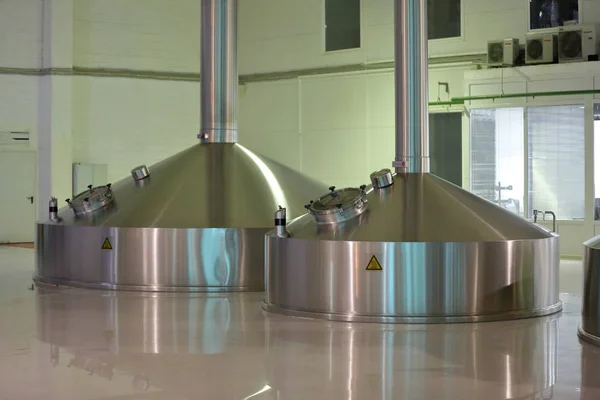 Attrezzature per la produzione di birra nei negozi di fabbrica — Foto Stock