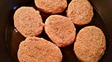 bir tavada kızarmış pirzola