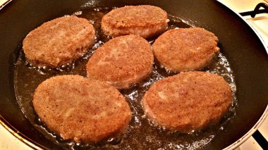 bir tavada kızarmış pirzola