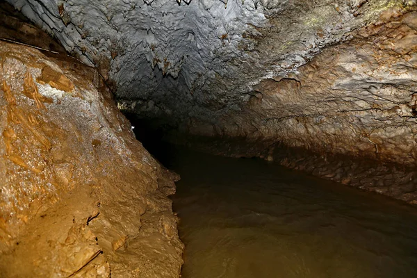 Dentro de uma caverna profunda — Fotografia de Stock