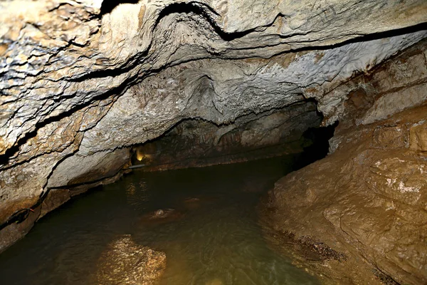 Dentro de uma caverna profunda — Fotografia de Stock