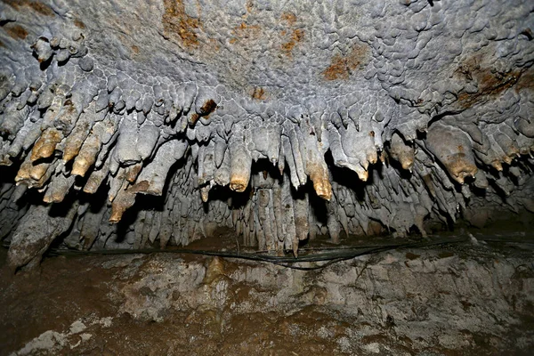 Derin bir mağara içinde — Stok fotoğraf