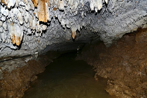 Dentro de uma caverna profunda — Fotografia de Stock