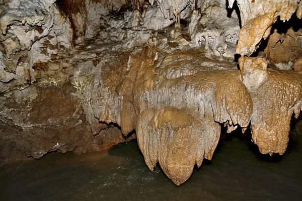 Dentro de uma caverna profunda — Fotografia de Stock