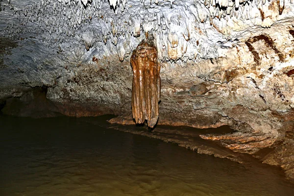 Derin bir mağara içinde — Stok fotoğraf