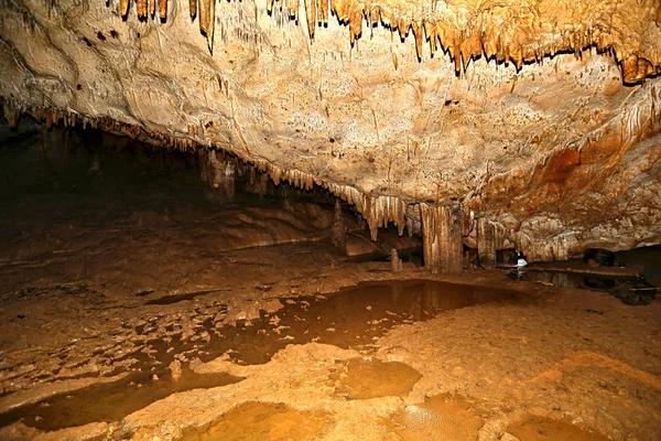 Dentro de uma caverna profunda — Fotografia de Stock