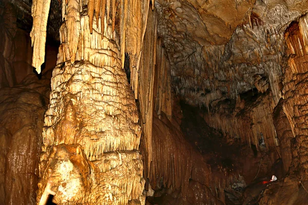 Dentro de uma caverna profunda — Fotografia de Stock