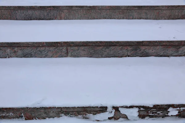 一层雪下的台阶 — 图库照片