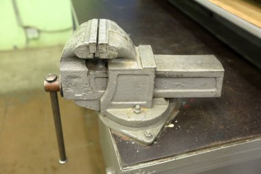 Büyük endüstriyel mengene