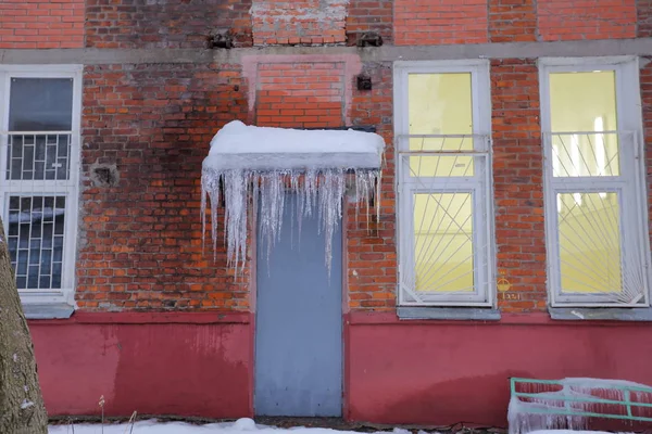 Eiszapfen am Gesims des Gebäudes — Stockfoto