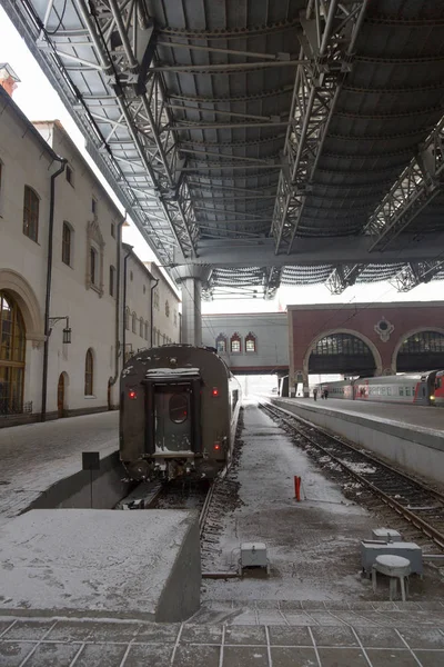 Comboio de passageiros na estação — Fotografia de Stock